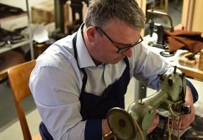 Alles wird handgefertigt im Erzgebirge - passend für Ihre Hand.