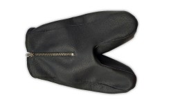 Made of goatskin, which is very robust and hard-wearing. The zipper is attached so that the patient can easily pull it over the gripper. The gripper is well protected from dust, dirt and moisture by the glove.