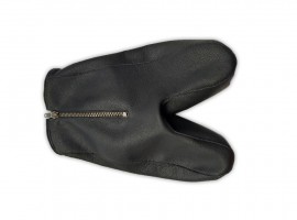Made of goatskin, which is very robust and hard-wearing. The zipper is attached so that the patient can easily pull it over the gripper. The gripper is well protected from dust, dirt and moisture by the glove.