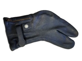 For a customer with a congenital malformation of both forearms. The gloves are made of goat nappa leather and are equipped with a heating system that provides comfortable warmth for 90 minutes.