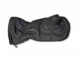 The patient's hand is not formed, there is only one limb for grasping directly on the forearm. With the manufactured glove, the forearm is warmed with lambskin lining and integrated electronic heating. The goatskin is particularly soft and worked in such a way that the patient can still grip the glove unhindered.