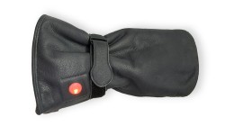 Die Hand des Patienten ist nicht ausgebildet. Mit dem gefertigten Handschuh wird das Ende des Unterarms mit Lammfellfutter und integrierter elektronischer Heizung warm gehalten. Die Heizschleifen wurden individuell an die Bedürfnisse angepasst.