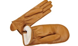 Für die gesunde linke Hand haben wir einen Fingerhandschuh gefertigt. Für die CRPS-Hand einen passenden Fausthandschuh, gefüttert mit besonders feinhaarigen Kaninfell. Außen ist der Handschuh aus weichem und dennoch strapazierfähigem Lammnappa-Leder gefertigt. Ein ungleiches Paar, das eine Einheit bildet. 