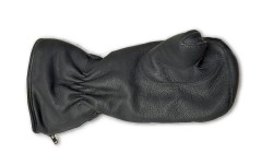 Die Hand des Patienten ist nicht ausgebildet, es existiert lediglich ein Glied zum Greifen direkt am Unterarm. Mit dem gefertigten Handschuh wird der Unterarm mit Lammfellfutter und integrierter elektronischer Heizung gewärmt. Das Ziegenleder ist besonders weich und so gearbeitet, dass der Patient mit dem Handschuh noch ungehindert greifen kann.