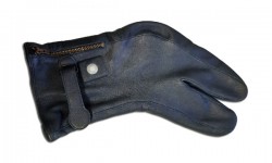 Für einen Kunden mit einer angeborenen Fehlbildung beider Unterarme. Die Handschuhe sind aus Ziegennappaleder gefertigt und mit einem Heizsystem ausgestattet, das 90 Minuten lang für wohlige Wärme sorgt.